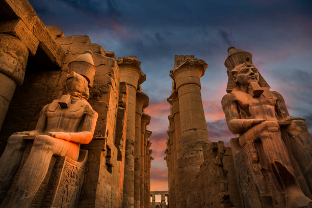 Luxor - Chrám - Pohled na sochy přední části chrámu