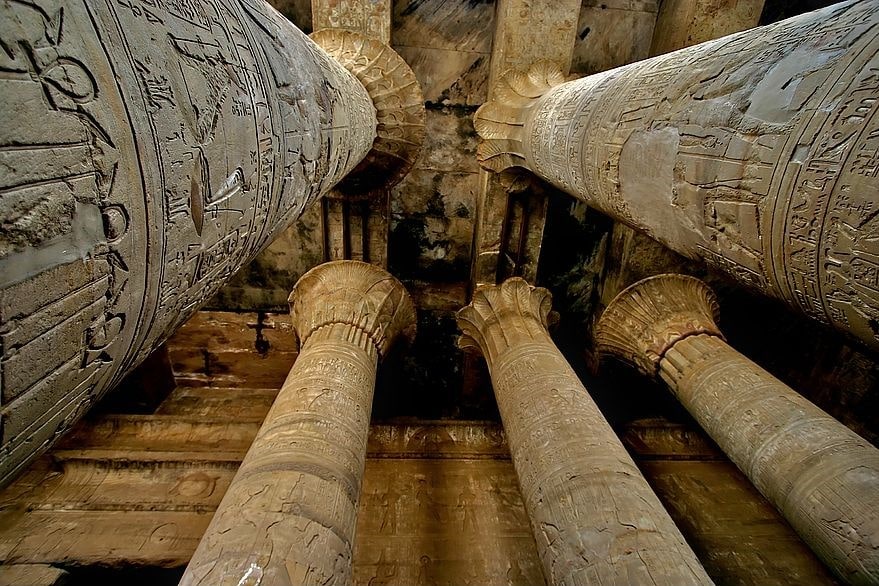 Edfu - Pohled na strop chrámu