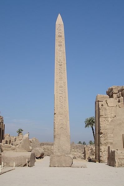 Karnak - Obelisk s egyptským písmem