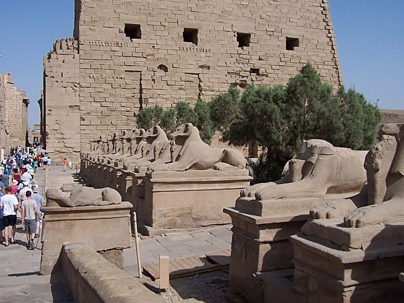 Karnak - Sochy egyptských lvů před chrámem
