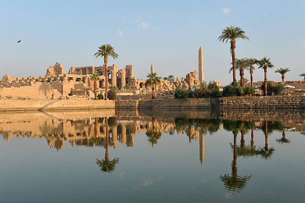Karnak - Pohled na chrámový komplex z blízkého jezera
