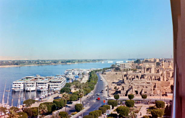 Luxor - Město - Denní pohled na hlavní silnici procházející městem