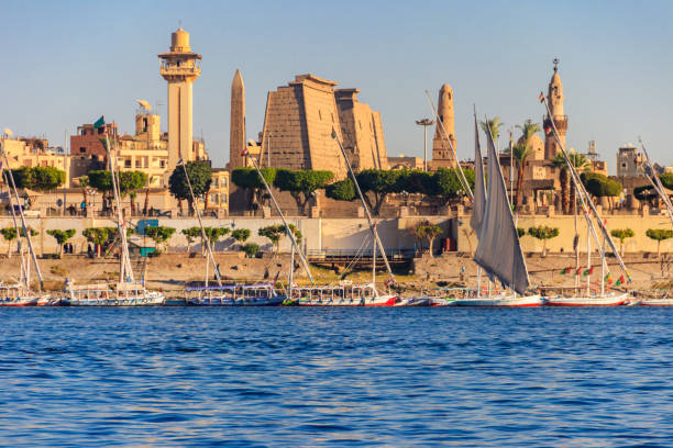 Luxor - Chrám - Pohled na přístav plný lodí vedle chrámu